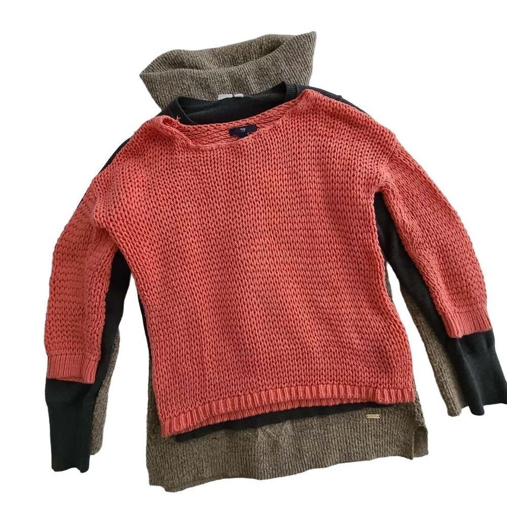 Bundle of three sweaters Calvin Klein & Gap. XS, S, M. Grey, tan, coral colors.